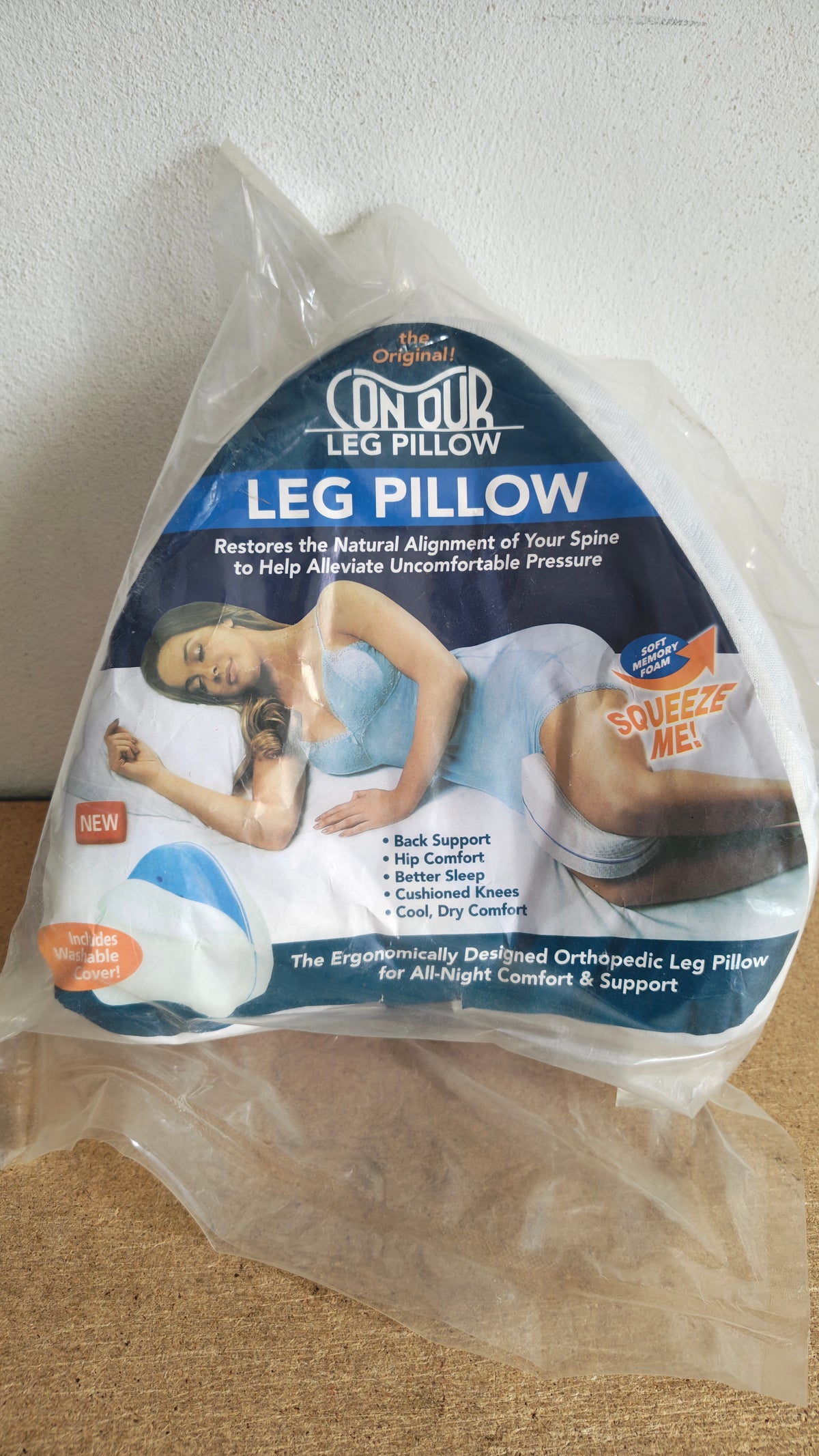 Cuscino ergonomico per gambe e ginocchia realizzato in memory foam, progettato per offrire un supporto confortevole durante il riposo, soprattutto per chi dorme sul fianco.