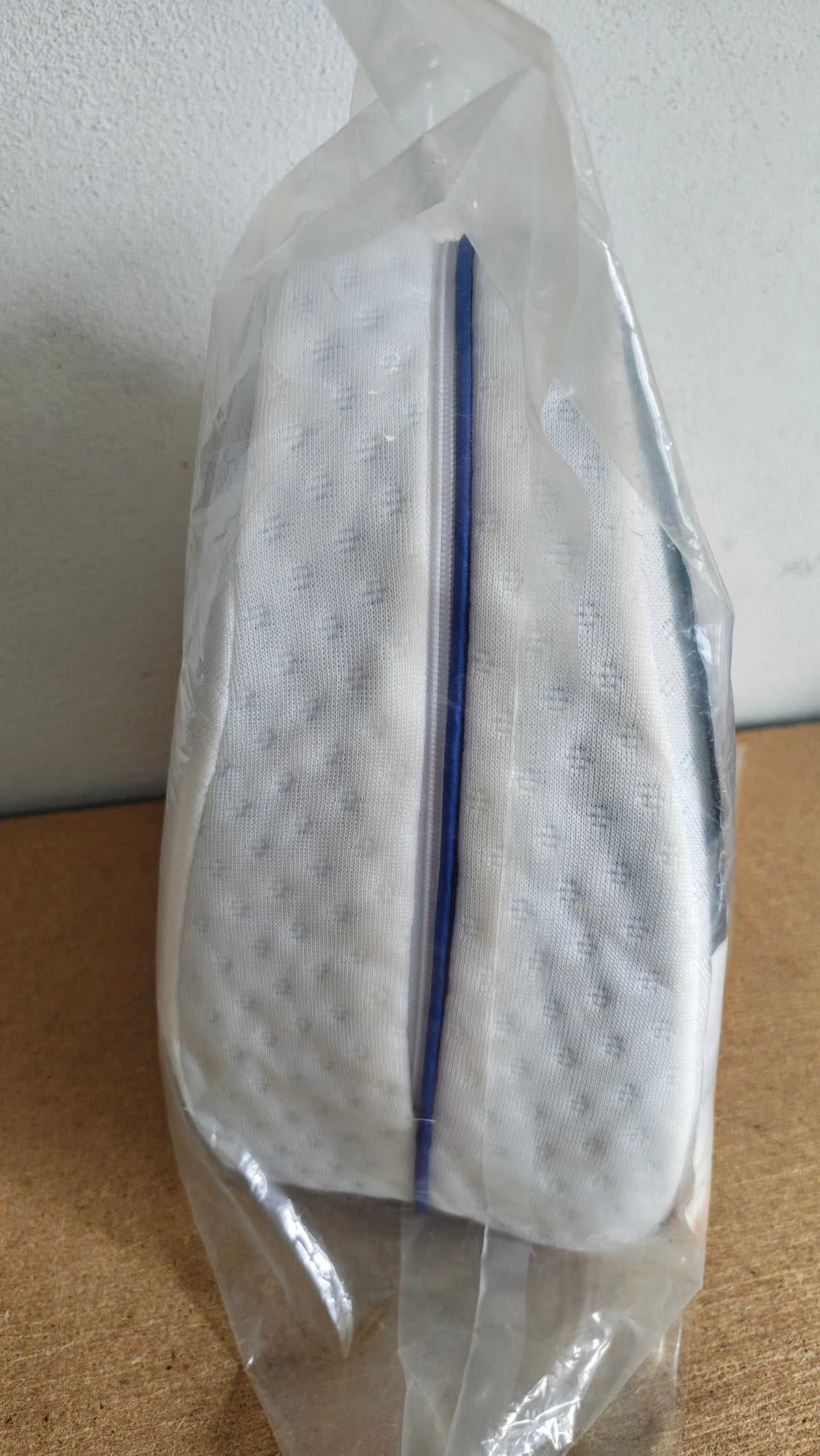 Cuscino ergonomico per gambe e ginocchia realizzato in memory foam, progettato per offrire un supporto confortevole durante il riposo, soprattutto per chi dorme sul fianco.